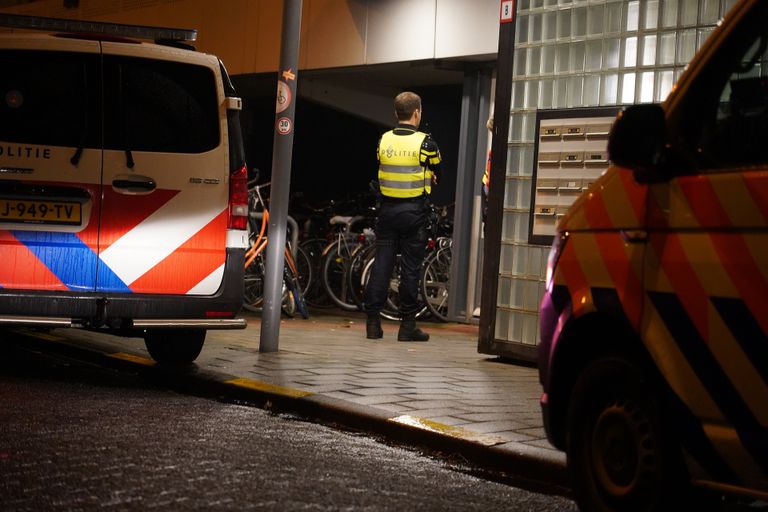 De politie doet onderzoek bij de flat aan het Boksdoornerf in Tilburg (foto: Jeroen Stuve/SQ Vision).