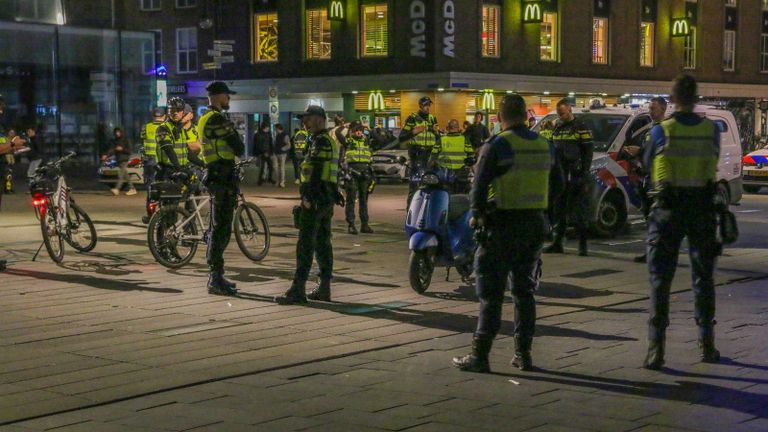 De politie op het 18 Septemberplein in Eindhoven.