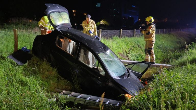 De auto belandde na de crash op de A77 in een sloot (foto: SK-Media).