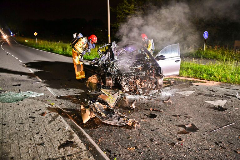 Van de auto bleef na de botsing bij de Maaij in Valkenswaard weinig over (foto: Rico Vogels./SQ Vision).