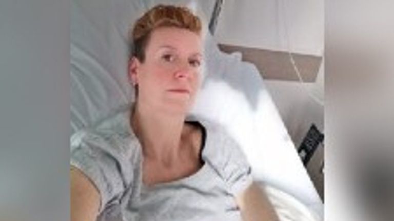 Niki in het ziekenhuis tijdens een chemokuur in maart (foto: Niki van de Wier)