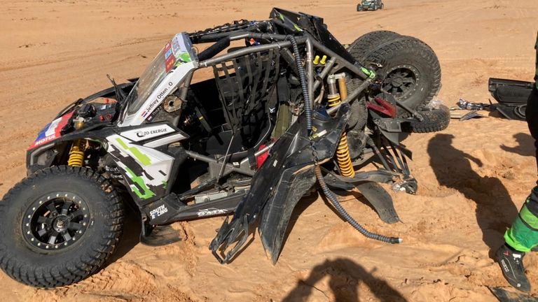 De buggy van Jeffrey Otten na zijn crash in de Dakar Rally 2022. 