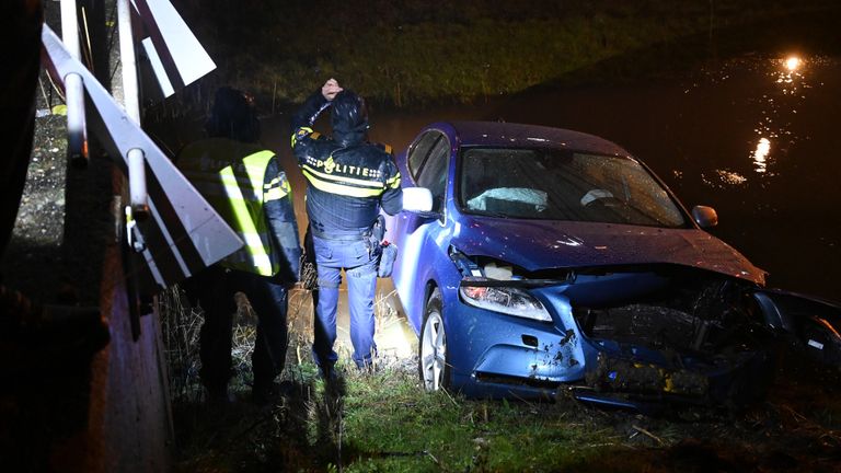 Een bergingsbedrijf haalde de auto uit de Bredase sloot (foto: Perry Roovers/SQ Vision).