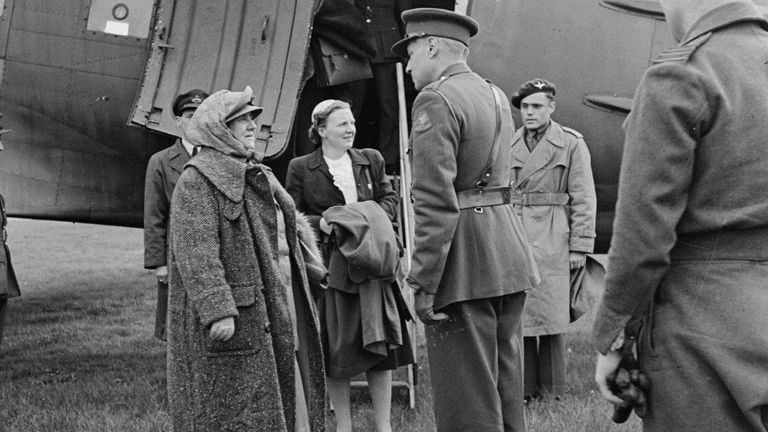 Wilhelmina, Juliana en rechts achter Peter Tazelaar, de andere Soldaat van Oranje (foto's: Nationaal Archief)