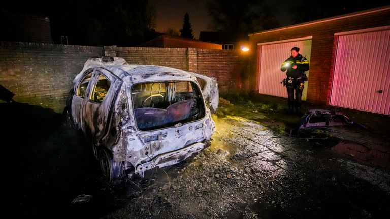 Een auto die in de Meidoornstraat stond, brandde helemaal uit (foto: SQ Vision).