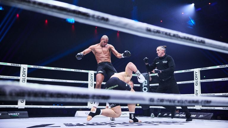 Levi Rigters slaat Rico Verhoeven naar de grond en mist net een knietje. (Foto: GLORY)