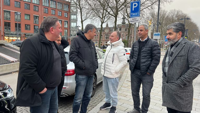 Een aantal chauffeurs bij de taxistandplaats in Den Bosch (foto: Megan Hanegraaf).