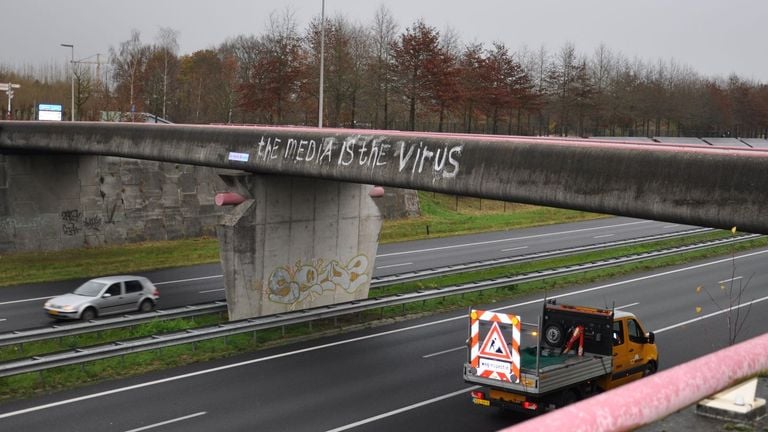 De leuzen worden zo snel mogelijk verwijderd (foto: Robert te Veele).