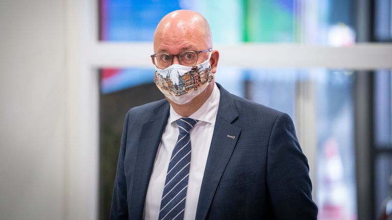 Burgemeester Jack Mikkers met een mondkapje met de skyline van Den Bosch (foto: ANP).