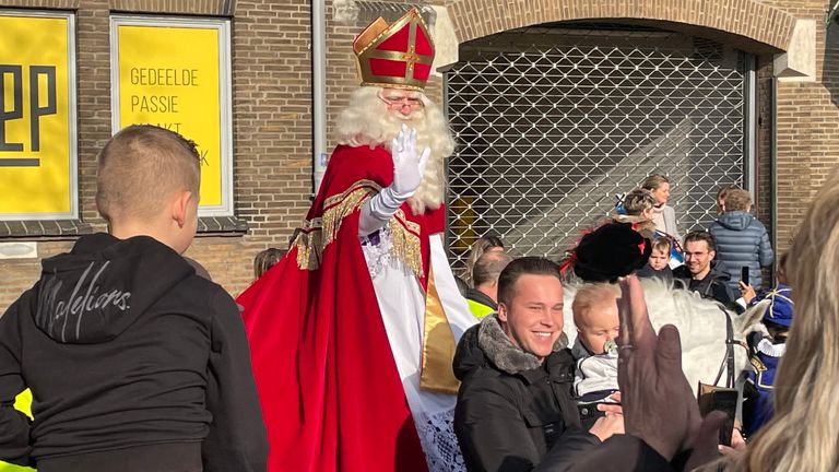 Sinterklaas maakte in Tilburg veel kinderen blij met zijn komst (foto:Tonnie Vossen)