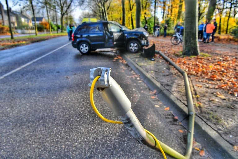 De lantaarnpaal in Veldhoven werd volledig uit de grond gereden (foto: Rico Vogels/SQ Vision).