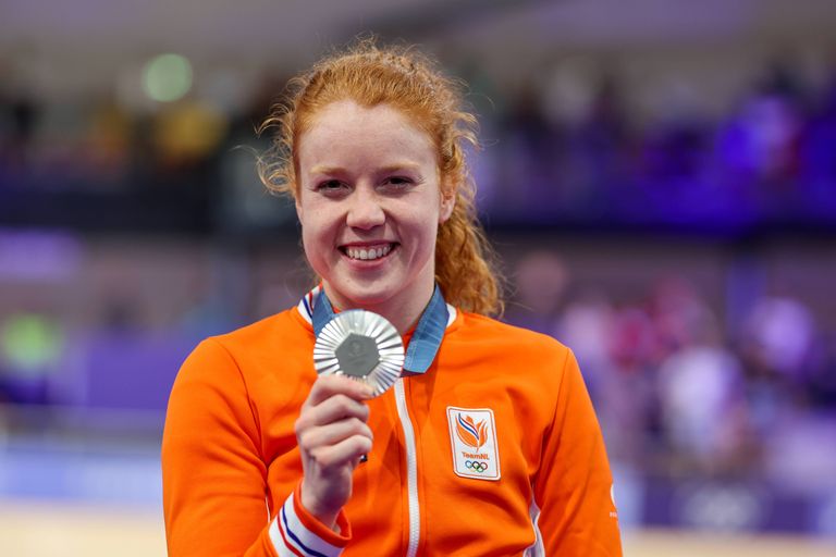 Hetty van de Wouw straalt met haar zilveren olympische medaille (foto: ANP 2024/Alex Whitehead).