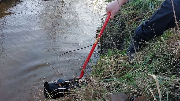 Eén van de opgeviste lachgascilinders (foto: instagrampagina jeugdboa's Eindhoven).