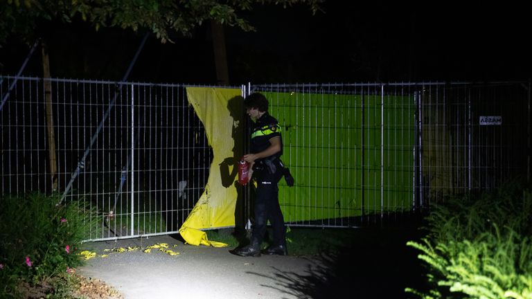 Meerdere schermen in het Vrouwenhofpark werden verwoest (foto: Christian Traets/SQ Vision).