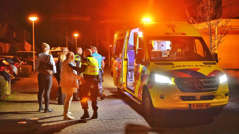 Het slachtoffer is nagekeken in een ambulance en naar een ziekenhuis gebracht (foto: Rico Vogels/SQ Vision).