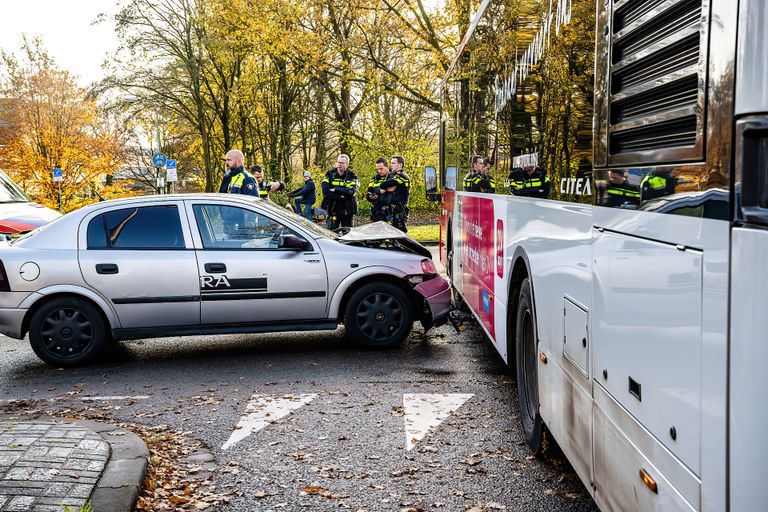 De botsing in Tilburg vond rond tien uur zondagochtend plaats (foto: Jack Brekelmans/SQ Vision).