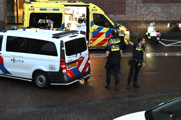 Politie en ambulance op de plek waar de steekpartij was (foto: Perry Roovers/SQ Vision).