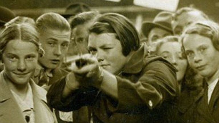 De zestienjarige Luchtbuks Ria op de Tilburgse kermis in 1936.