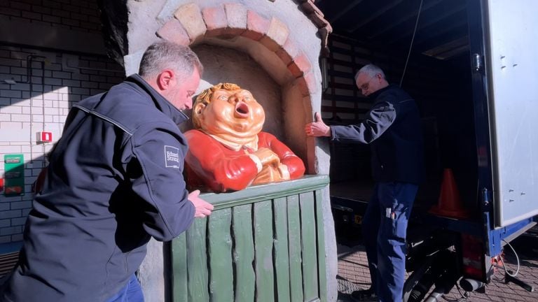 Hollebolle Gijs wordt in een vrachtwagen geladen (foto: Megan Hanegraaf).