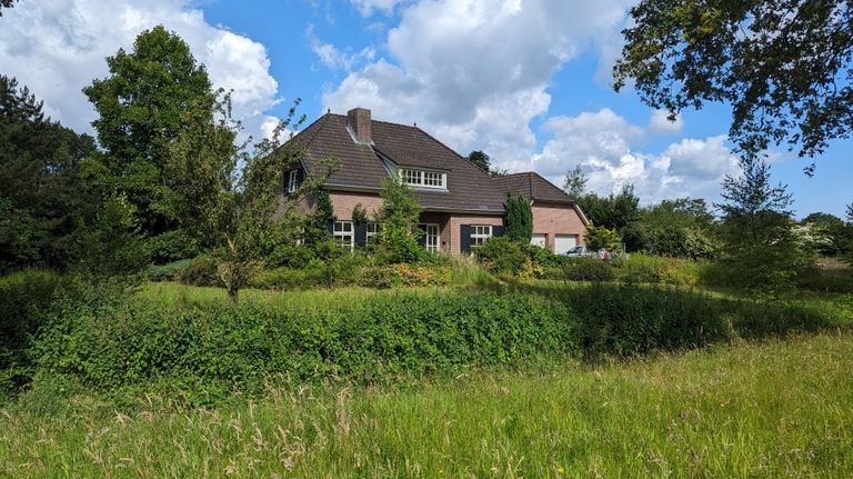 De locatie aan de Eindhovenseweg, waar nog een boerderijwoning staat (foto: Ferenc Triki)