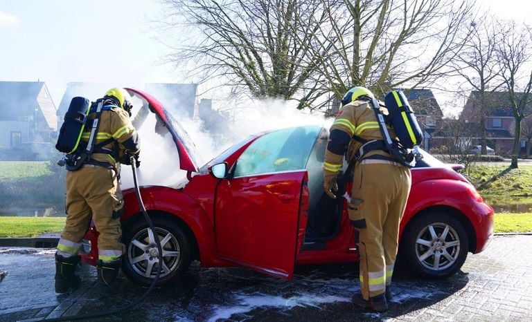 De brandweer nam het blussen over (foto: Bart Meesters/Meesters Multi Media/SQ Vision).