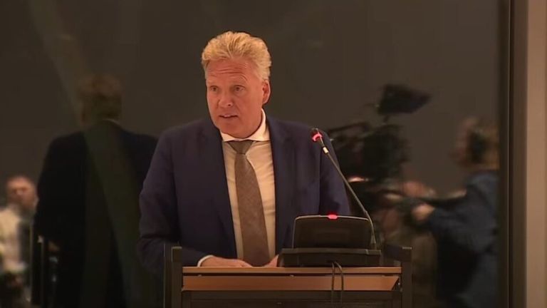 Burgemeester Buijs gaf dinsdagavond antwoord op de vragen (foto: ZuidWest TV).