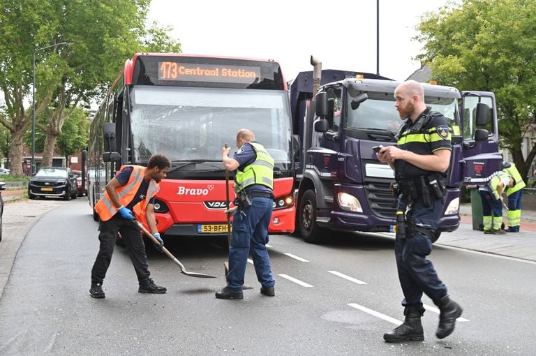 Medewerkers van de gemeente staken ook de armen uit de mouw (foto: Perry Roovers/Persbureau Heitink).