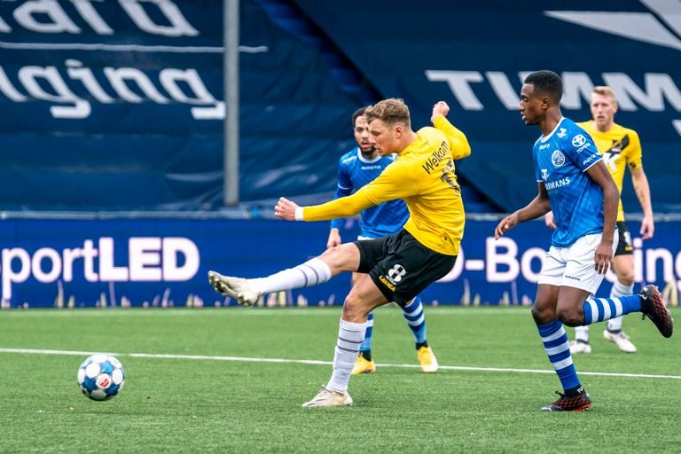 Sydney van Hooijdonk schiet de 1-1 binnen.