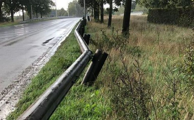 De joyrider reed vol gas tegen een vangrail (Foto: Koninklijke Marechaussee)