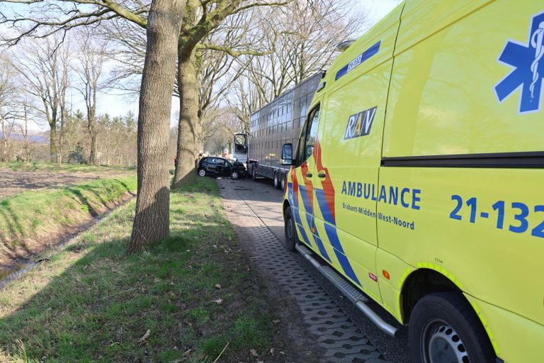 Vrachtwagen en auto botsen op elkaar in Landhort (foto: SK-Media)