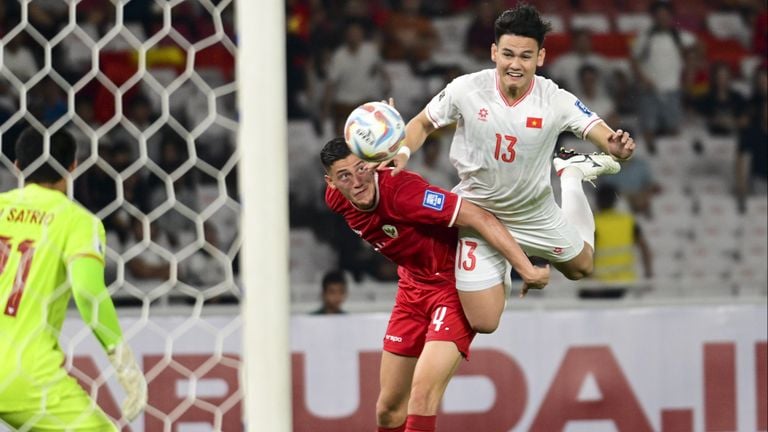 Jay Itzes (in rosso) durante la partita internazionale dell'Indonesia contro il Vietnam (Foto: Xinhua/Sulkarnain).