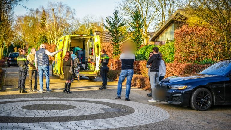 De mountainbiker wordt in een ambulance geholpen (foto: SQ Vision).