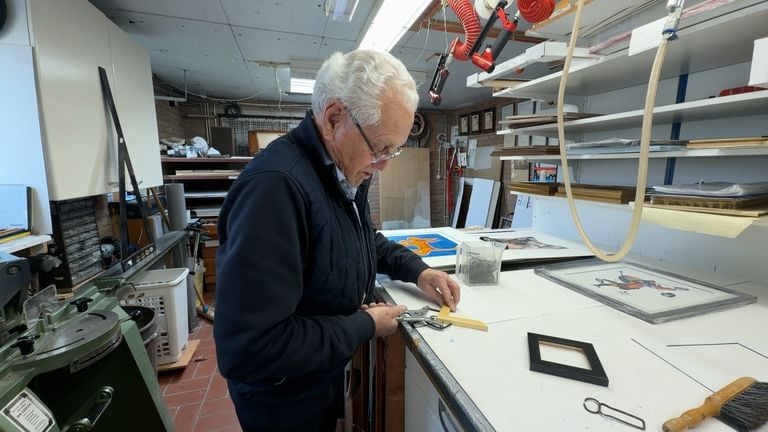Jos laat zien hoe hij vroeger met klemmetjes en een tang lijsten aan elkaar zette (foto: Megan Hanegraaf).