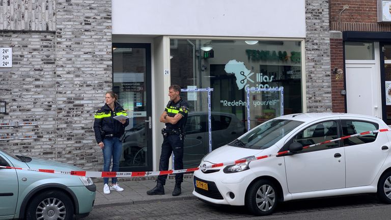 De politie voor de beschoten kapperszaak in Tilburg (foto: Eva de Schipper).