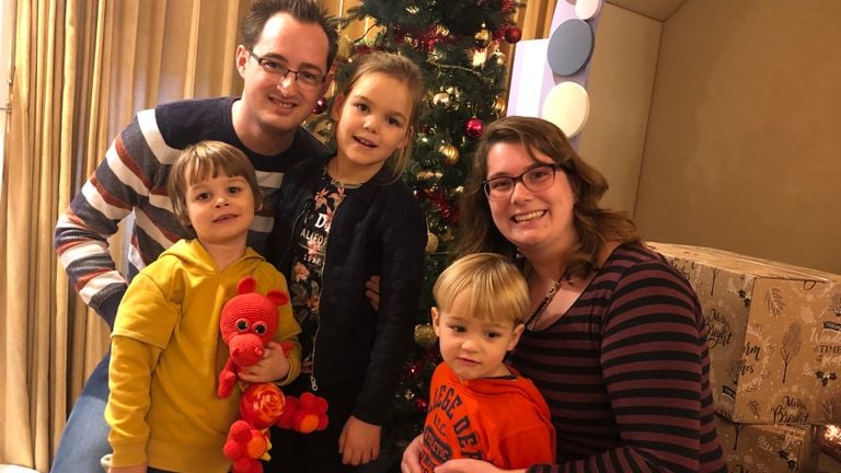 De familie Bruijns keek uit naar een kerstvakantie in Villa Pardoes, maar viert Kerstmis nu bij oma.