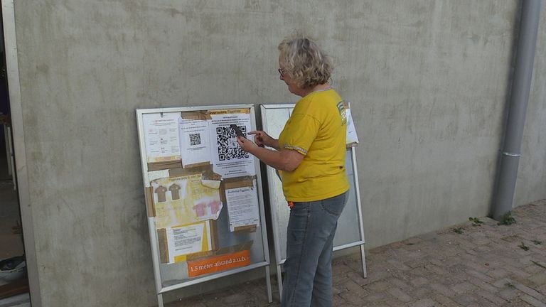 Eerst een QR code scannen en dan pas de corsotent in 