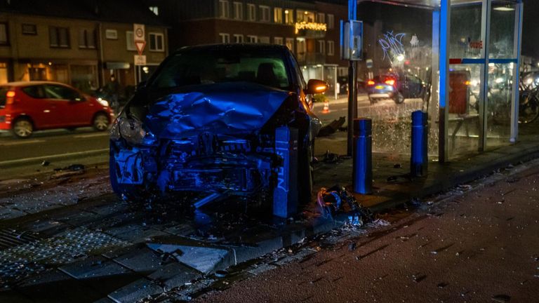 De aanrijding vond plaats op de Mierloseweg in Geldrop (foto: Dave Hendriks/SQ Vision).