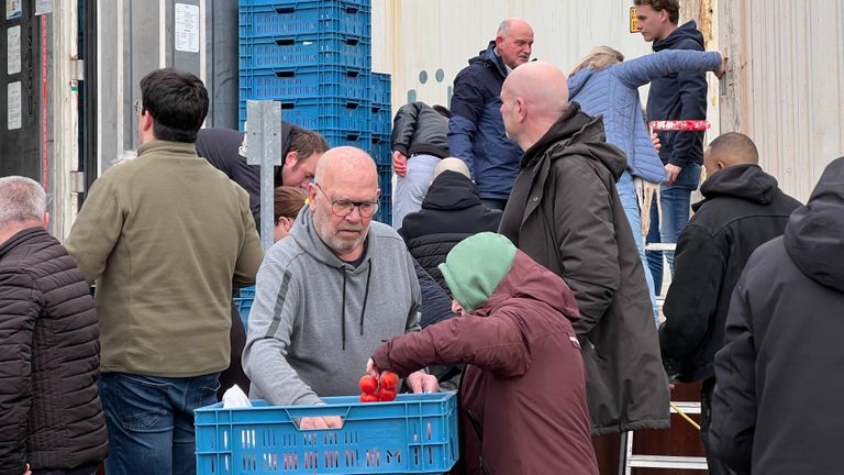 Al voor het uitdelen van de tomaten begon, stonden meer dan honderd mensen te wachten in Bergen op Zoom (foto: Zuidwest TV).