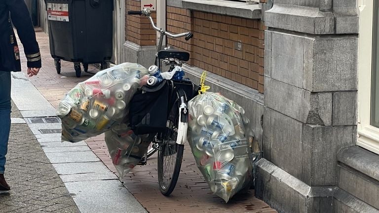 Ook op zondag zijn de verzamelaars van blikjes hard aan werk in Oeteldonk