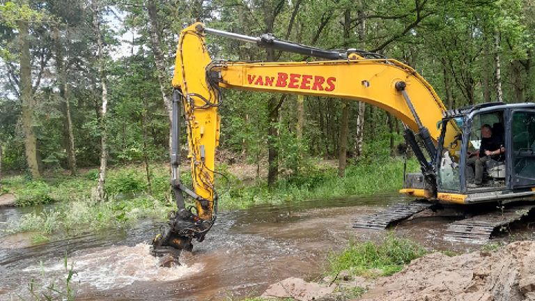 Eén van de graafmachines die deze week door De Dommel werden ingezet (foto: waterschap De Dommel).