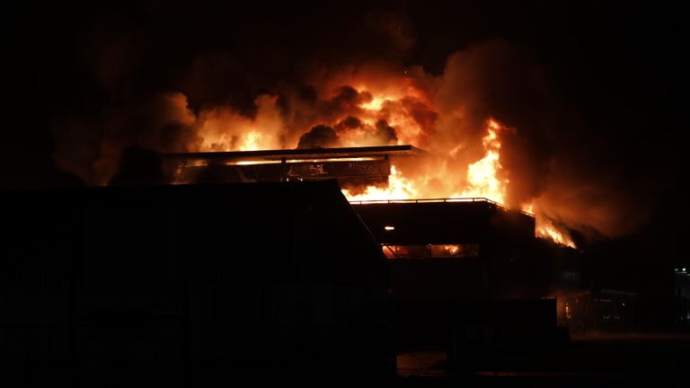 Veel rook en hoge vlammen in Roosendaal (foto: Christian Traets/SQ Vision Mediaprodukties).