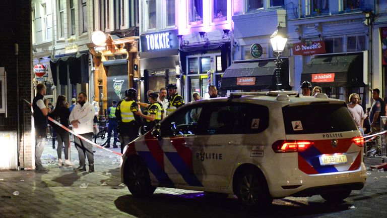 De politie kreeg in de Vismarktstraat hulp van beveiligers (foto: Perry Roovers/SQ Vision Mediaprodukties).