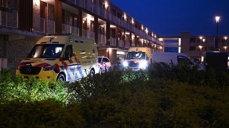 Veel politie en ambulances aan de Leurse Dijk in Etten-Leur (foto: Perry Roovers/SQ Vision).
