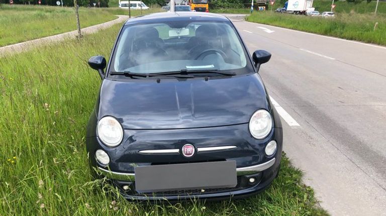 De onbeheerd achtergelaten auto bij Zevenbergen (foto: Rijkswaterstaat).