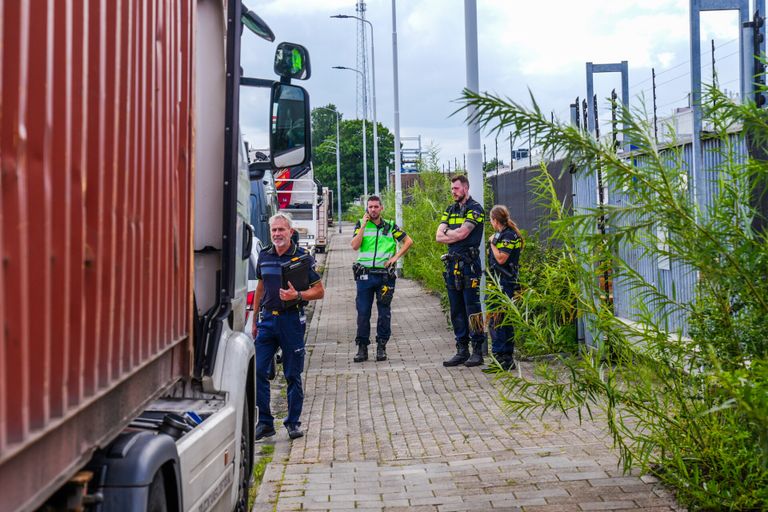 De politie doet onderzoek aan de Langendijk in Eindhoven (foto: Dave Hendriks/SQ Vision).