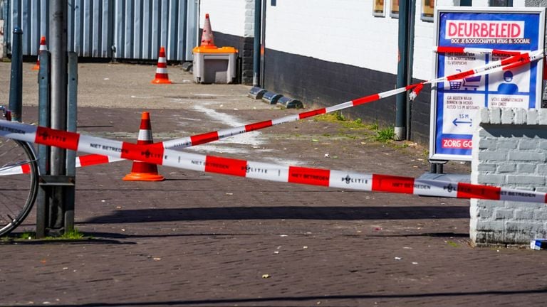 Een heel spoor van een brandbaar goedje ligt voor de afgezette supermarkt in Helmond (foto: Dave Hendriks/SQ Vision).