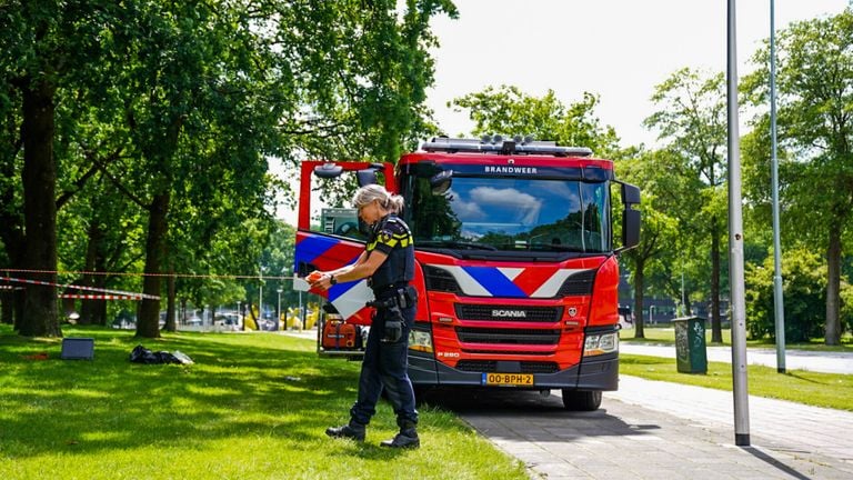 Een agente bezig met het afzetten van een gebied (foto: Dave Hendriks/SQ Vision Mediaprodukties).