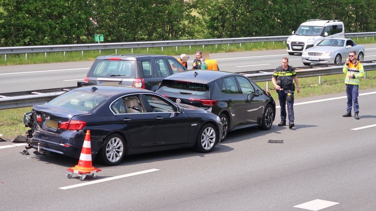 Op de A2 bij Valkenswaard botsen meerdere auto's op elkaar (foto: WdG/SQ Vision).