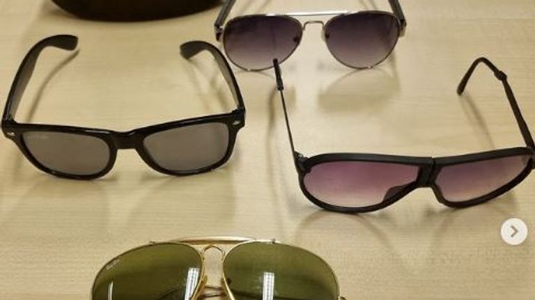 De in beslag genomen zonnebrillen (foto: Instagram wijkagent azc Budel).