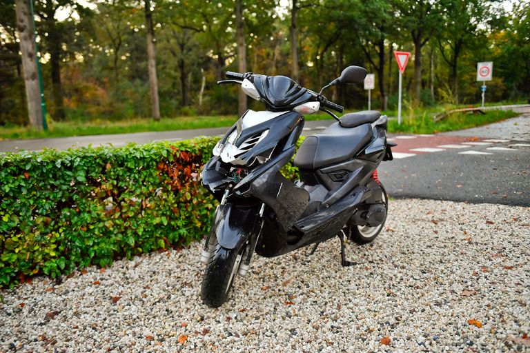 De scooter raakte bij de botsing beschadigd (foto: Rico Vogels/SQ Vision).